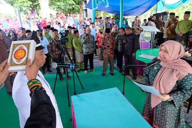 Bupati membacakan sumpah jabatan kades.