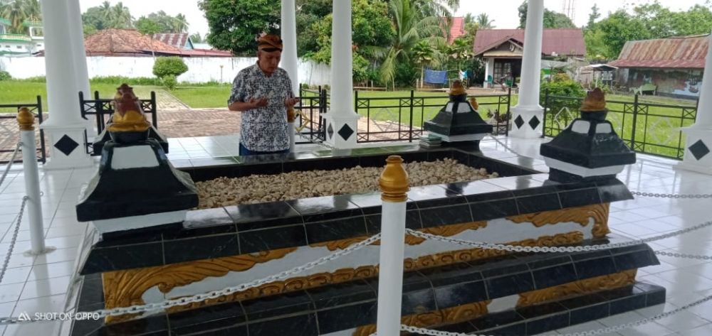 Tim keluarga  Fachrori melaukan ziarah makam tokoh nasional.