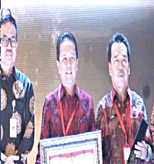 Bupati  Batanghari menerima penghargaan.
