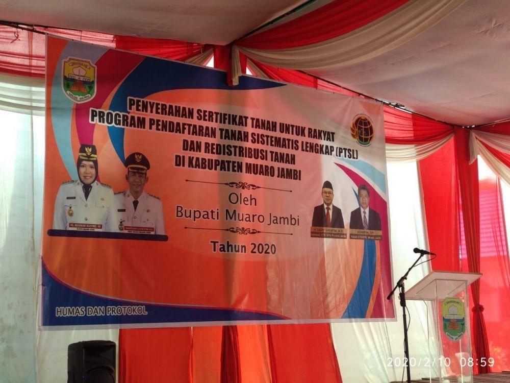 Pemkab Muaro Jambi Senin (25/6) menyerahkan secara simbolik menyerahkan ratusan lembar sertifikat tanah untuk warga di Kecamatan Maro Sebo Muarojambi