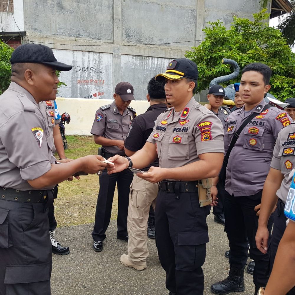 Waka Polres Tebo,  Kompol Mamit Suargi saat memimpin operasi Gaktibplin mengecek kesiapan dokumen anggota Polres.