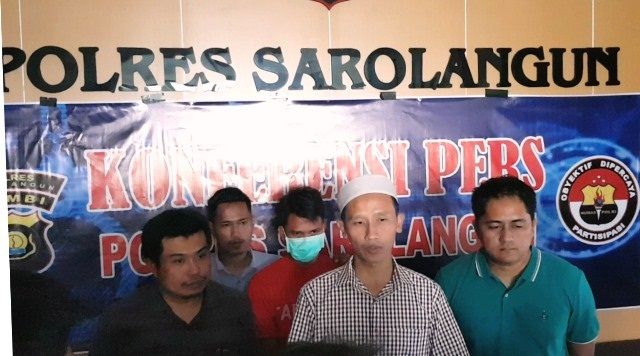 Kapolres Sarolangun, AKBP Deny Heryanto, Sik, M.Si saat diwawancara.