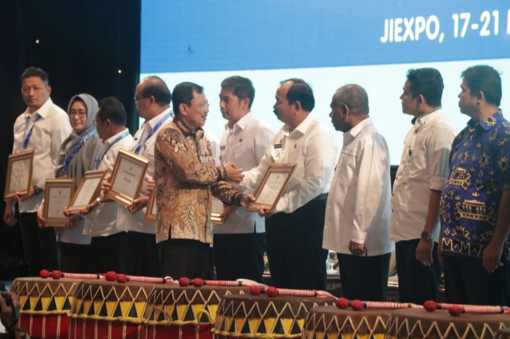 Tanjabbarat menerima penghargaan.