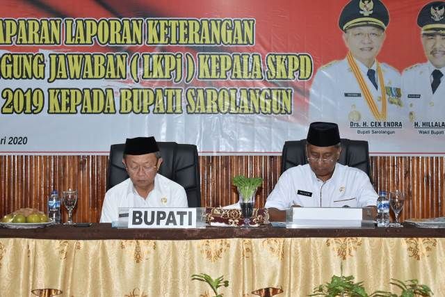 Bupati H Cek Endra dan Sekda Ir Endang Abdul Naser diacara paparan LKPj 2019 di Bappeda, lalu