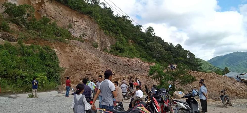 Bencana tanah longsor kembali terjadi di Kabupaten Kerinci, Senin (24/02/2020). Kali ini terjadi di Desa Lolo Hilir, Kecamatan Bukit Kerman, Kabupaten Kerinci.