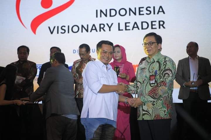 Penerimaan penghargaan yang diserahkan langsung oleh  Irjen Kemendagri Dr. Tumpak Haposan Simanjuntak MA, yang diterima langsung oleh Bupati Merangin, diwakili Haidir Kabag Humas dan Protokol Setda Merangin