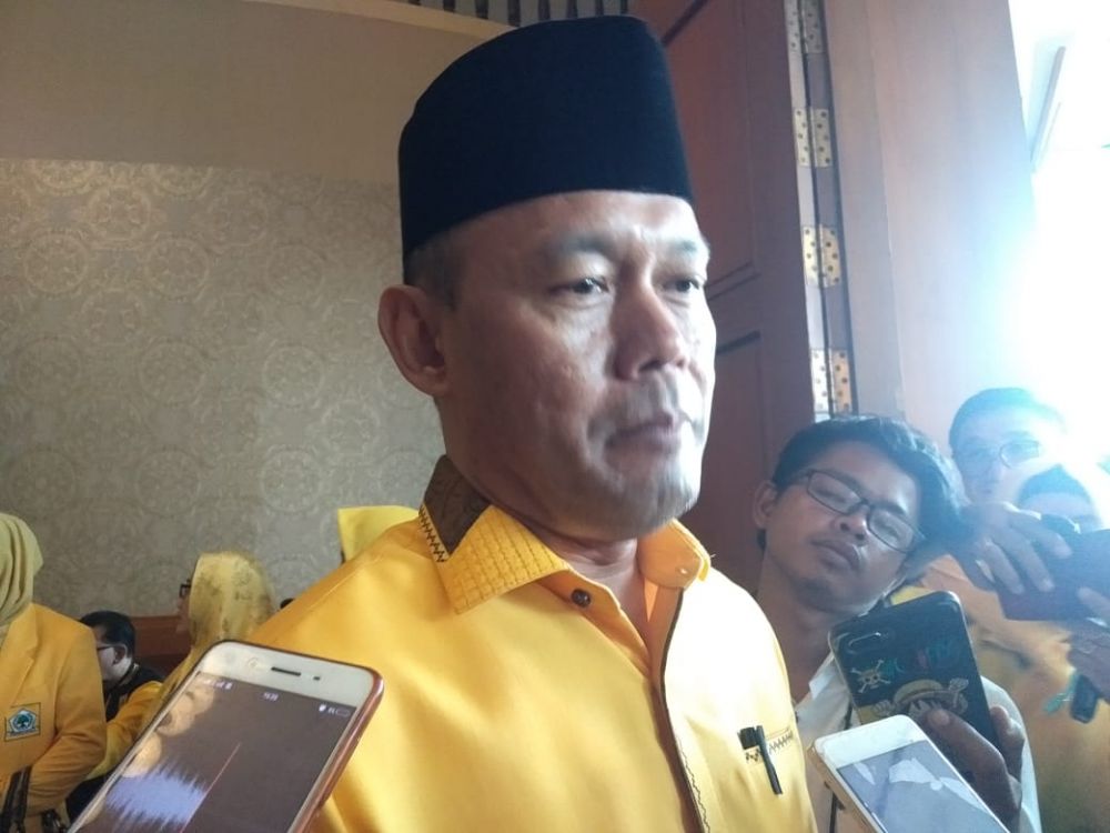 Sukandar memberikan keterangan pada wartawan.