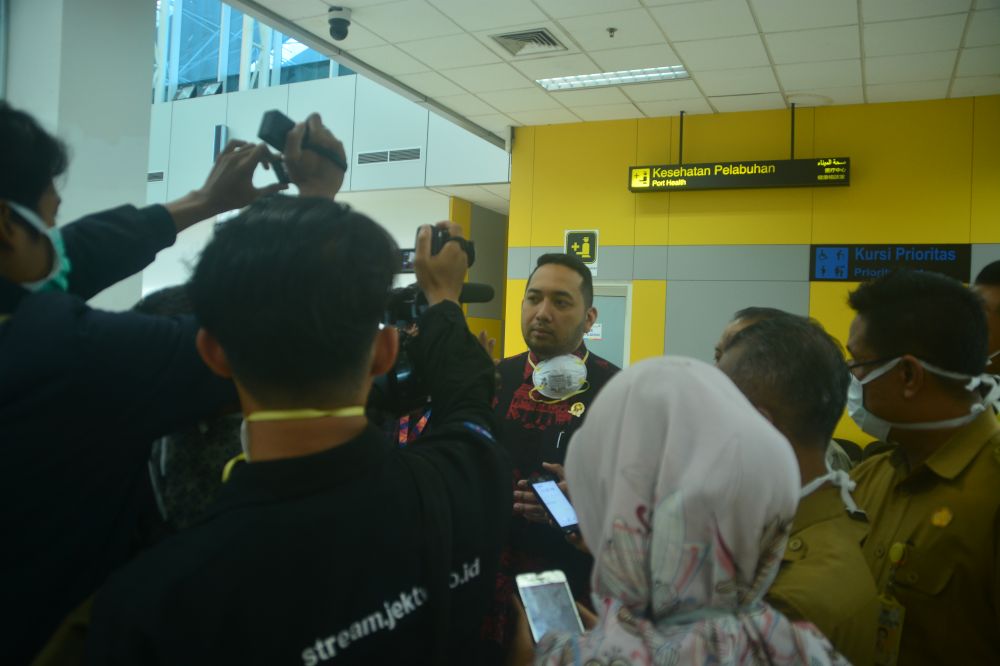 Waka DPRD Provinsi Jambi, Pinto Jayanegara saat memantau kesiapan bandara Jambi menghadapi penyebaran virus Corona. 