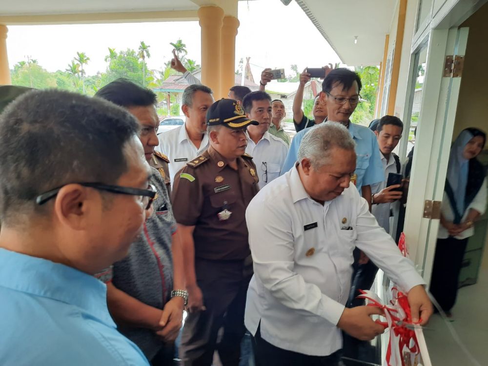 Pemotongan pita peresmian kantor camat pengajuan 