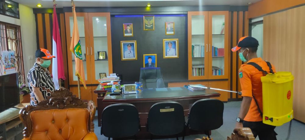 Penyemprotan cairan pemutih pakaian dalam ruangan kerja Sekda Tebo, Teguh Arhadi