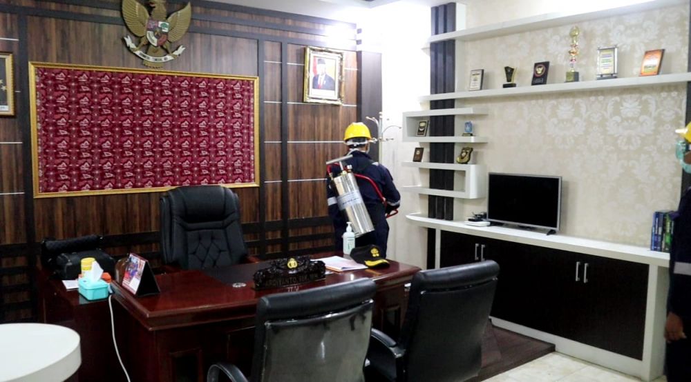 Penyemprotan di salah satu ruangan Polres Muarojambi