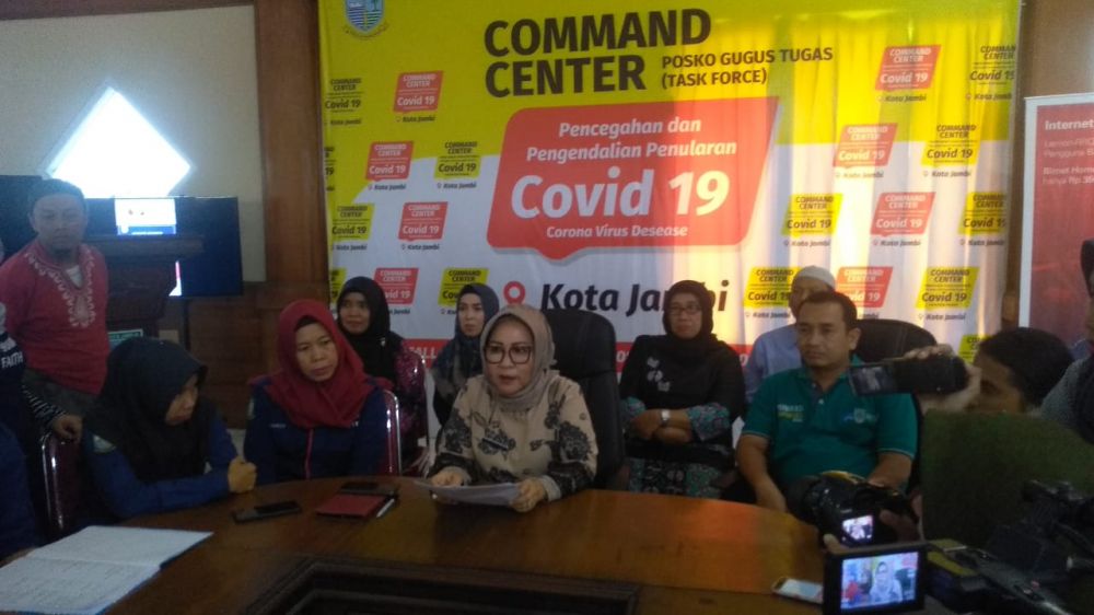 Kadis Kesehatan Kota Jambi Ida memberikan keterangan pada wartawan.