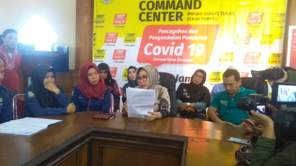 Kadis Kesehatan Kota Jambi Ida Yulianti memberikan keterangan pers