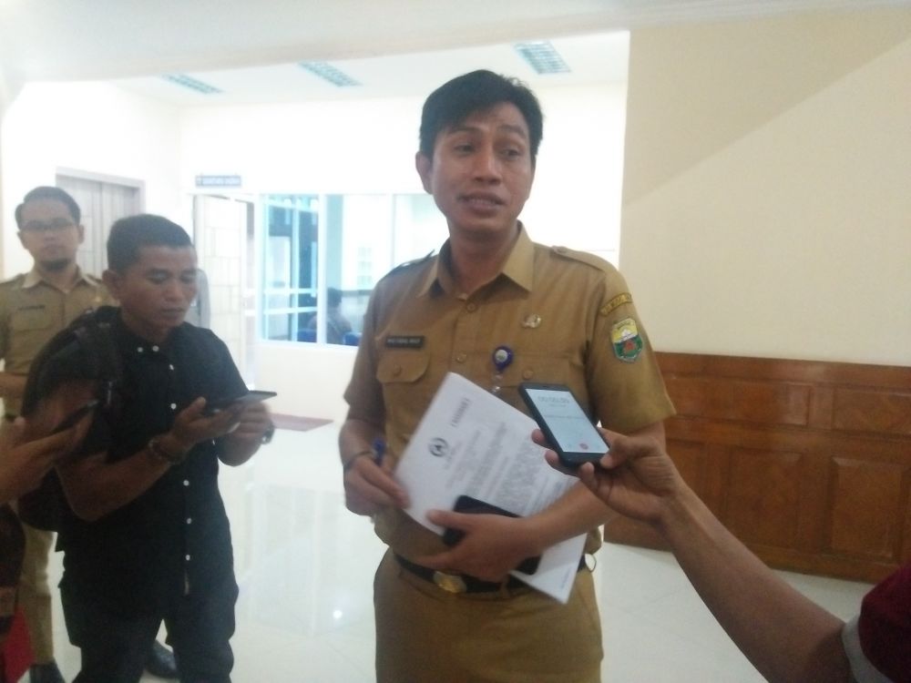 Sekda memberikan keterangan pada wartawan usia rapat.