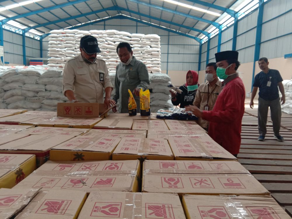 Ketua DPRD Provinsi Jambi, Edi Purwanto, melakukan peninjauan ke Bulog untuk memastikan kesediaan bahan Pangan, Senin (23/3).