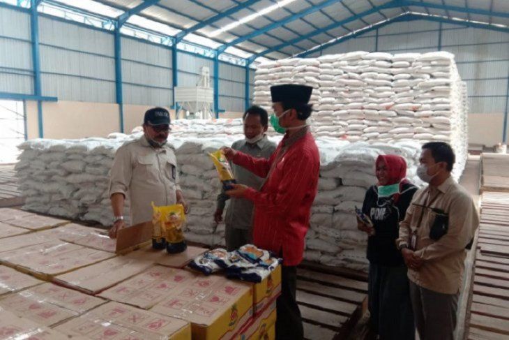 Ketua DPRD Provinsi Jambi Edi Purwanto mendapat penjelasan dari Kepala Bulog Jambi H Bakhtiar di sela-sela kunjungan DPRD Jambi ke Gudang Bulog di kawasan Pasir Putih Kota Jambi.