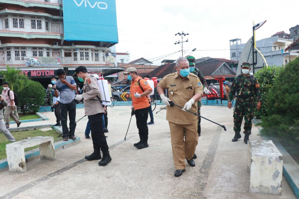 Bupati turut melakukan penyemprotan disinpektan