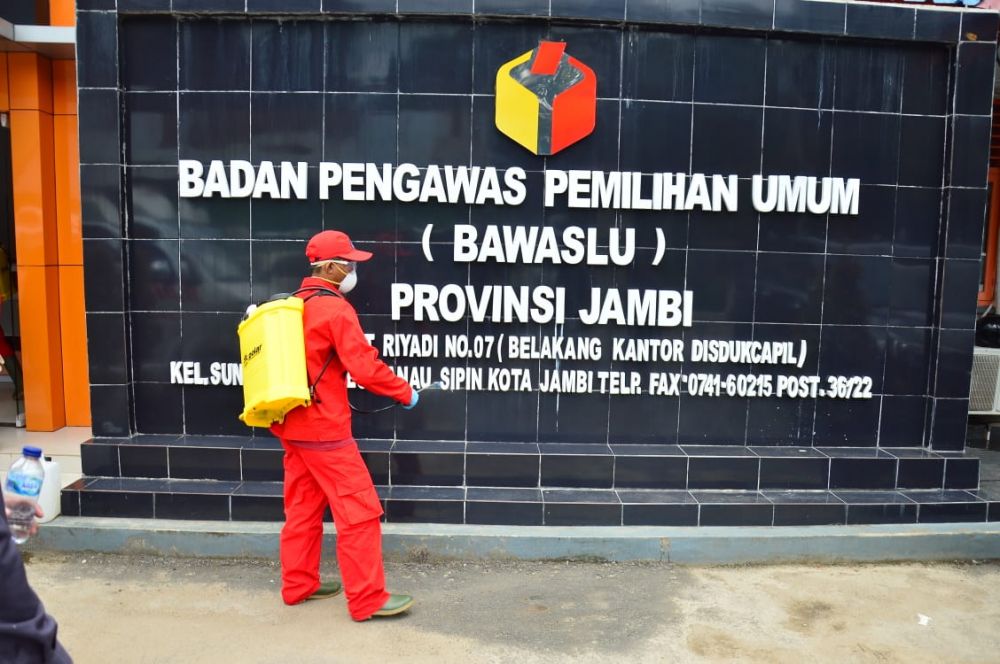 Kantor Bawaslu dilakukan penyemprotan