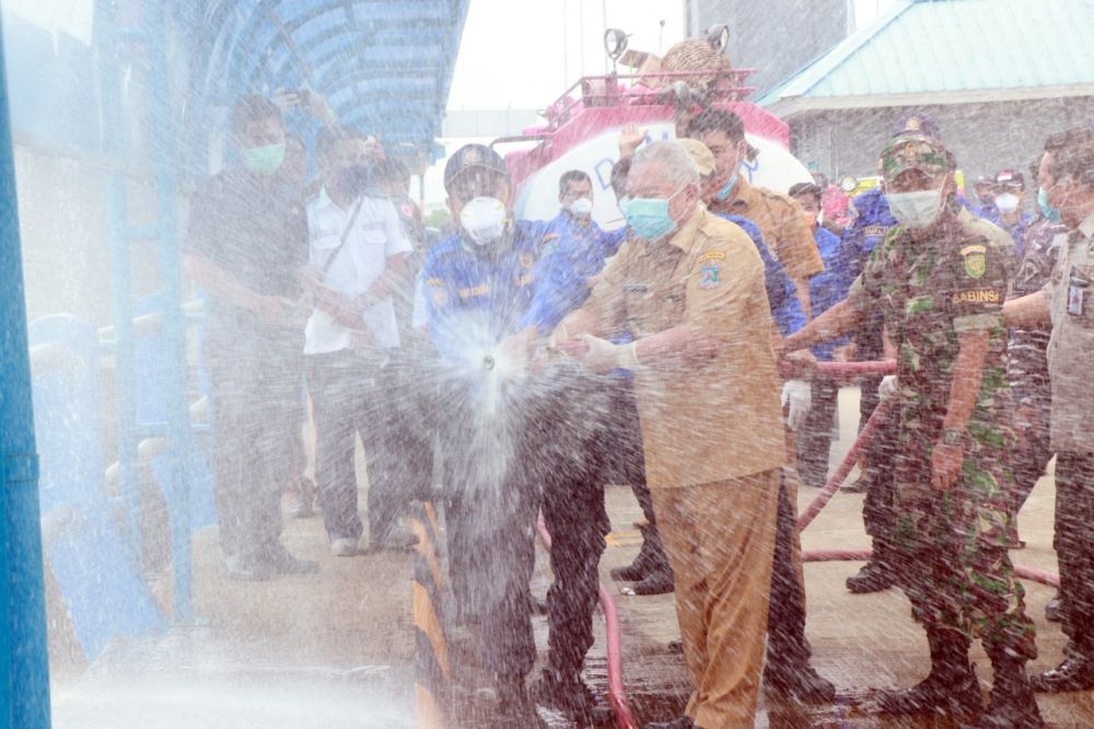  Bupati Tanjabbar Semprot Disinfektan di Pelabuhan Roro Kualatungkal