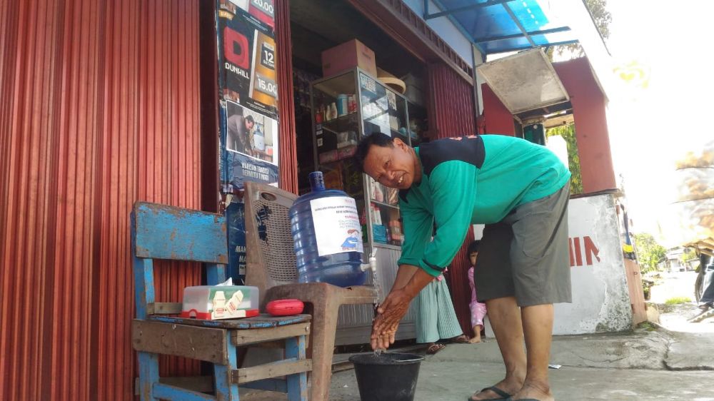 Hand sanitazer yang disediakan pemilik warung  di Desa Sebukar untuk pembeli.