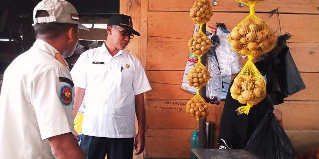 Kadis Perindagkop, Kasiyadi saat meninjau kondisi pedagang di Pasar Singkut, beberapa waktu yang lalu  