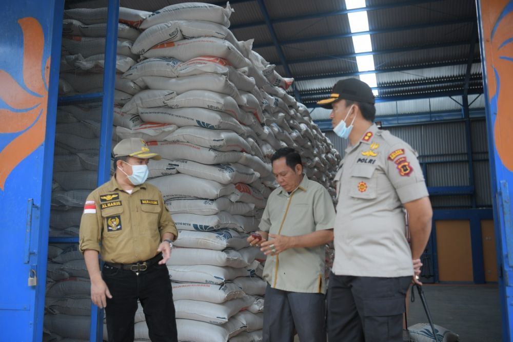 Al Haris mengecek kesediaan beras di Merangin