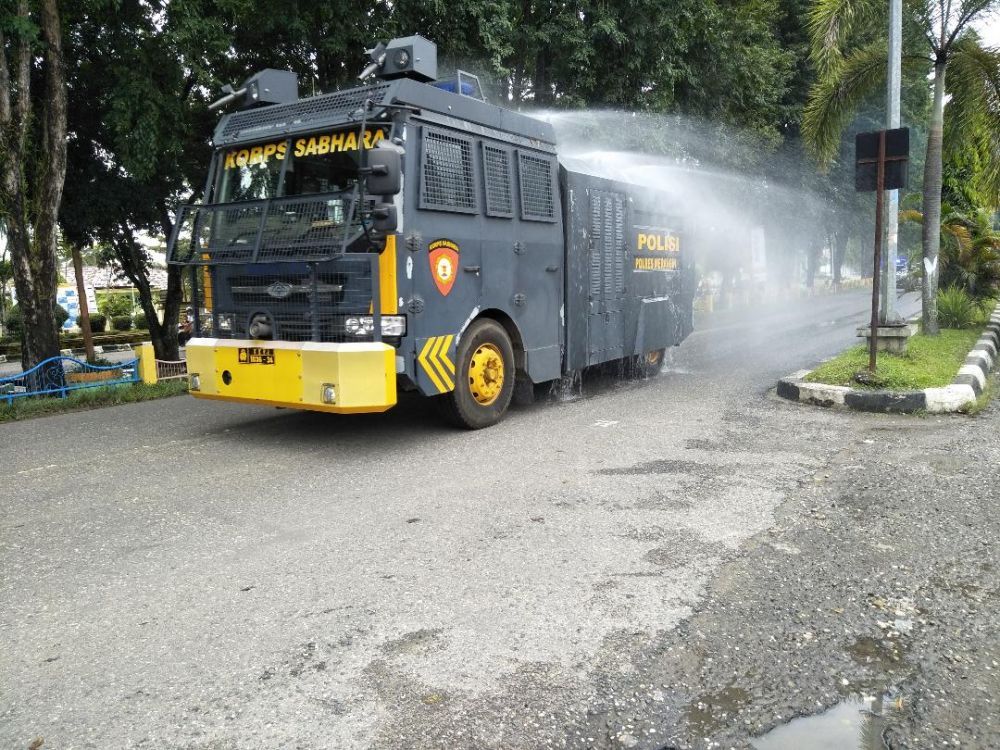 Penyemprotan disinfektan di jalan protokol Merangin