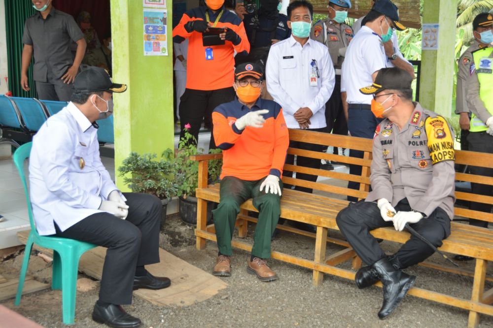 Wabup Bambang Bayu Suseno mendampingi gubernur memantau pos pemeriksaan covid 19 perbatasan Jambi-Palembang