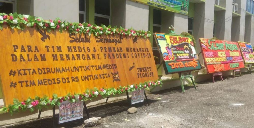 Karangan bunga yang membanjiri rumah sakit bangko
