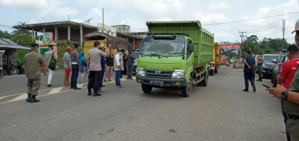 Truk Batubara terlihat masih melintas di pos pemeriksaan penangulangan covid 19