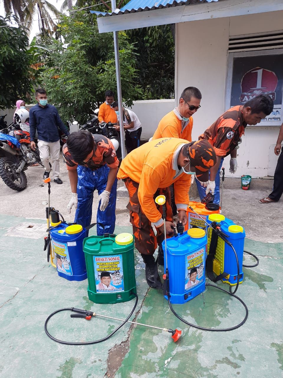 PP Tebo melaksanakan penyemperotan disinfektan