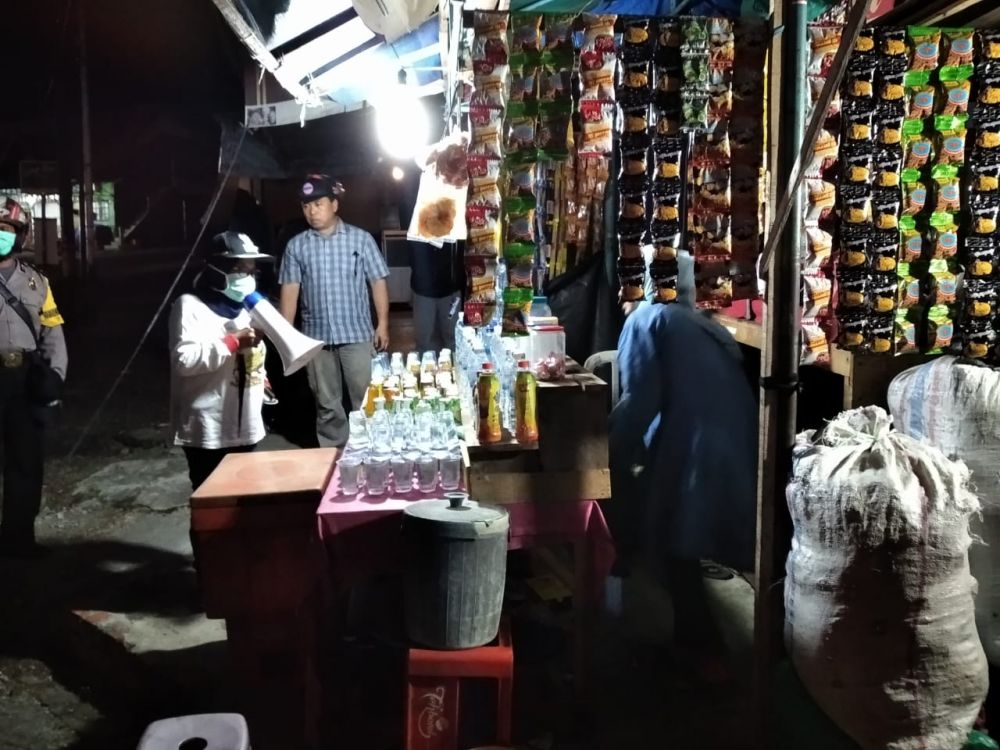 Camat pasar membubarkan pedagang yang masih jualan di atas jam 9 malam