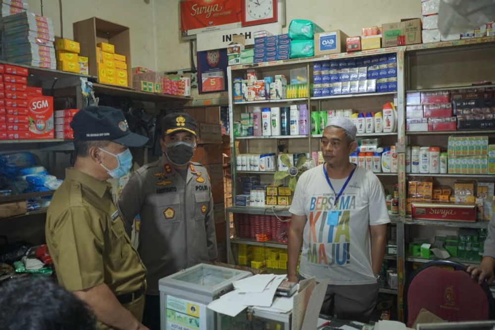 Kapolres dan asisten III berbincang dengan penjual