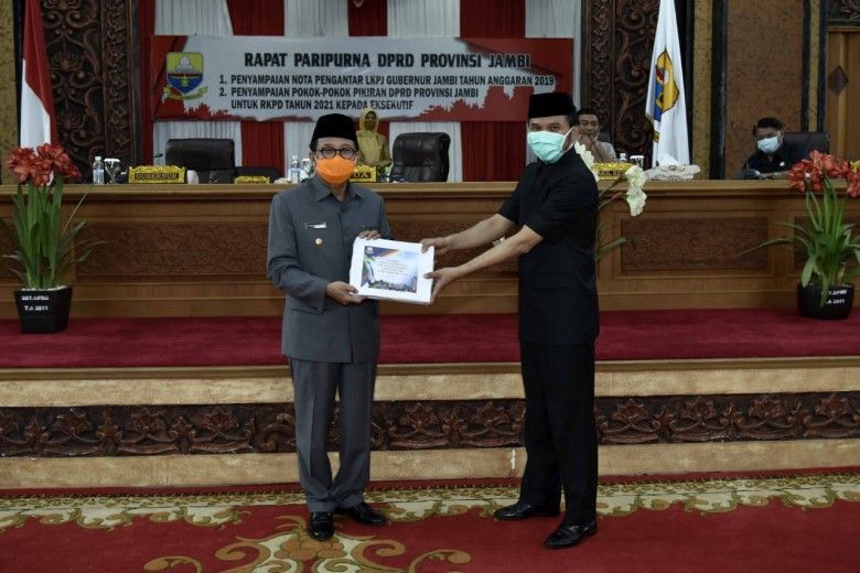 Penyampaian nota pengantar LKPJ Gubernur Jambi tahun 2019 serta penyampaian pokok-pokok pikiran DPRD Provinsi jambi untuk RKPD tahun 2021 kepada eksekutif, Selasa (7/4).