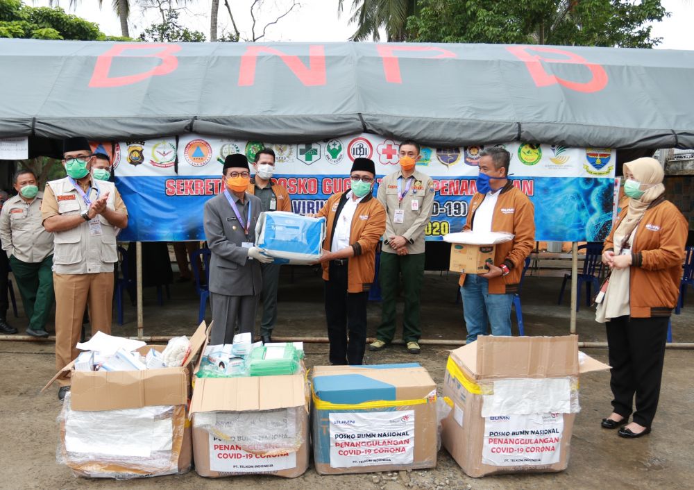 Gubernur menerima bantuan