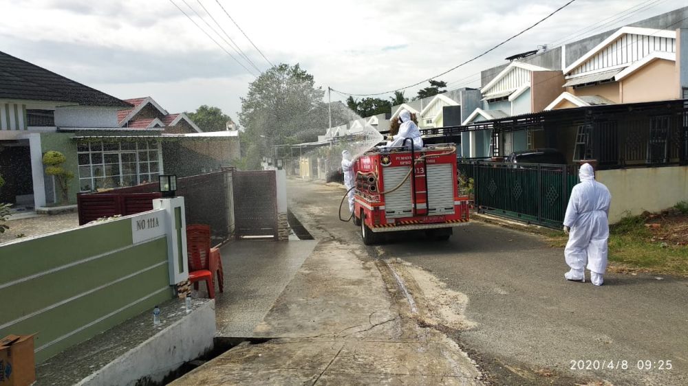 Penyemprotan lingkungan rumah pasien positif covid 19