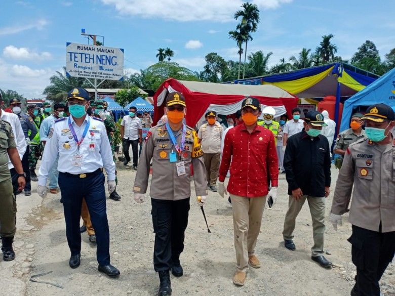 Ketua DPRD Provinsi Jambi Edi Purwanto bersama Forkopimda Provinsi Jambi meninjau posko pencegahan virus corona atau Covid-19 di wilayah Perbatasan Jambi dengan Provinsi Riau, yang berada di Kecamatan Batang Asam Kabupaten Tanjung Jabung Barat, Rabu(8/4).