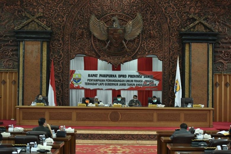 DPRD Provinsi Jambi menggelar sidang paripurna dengan agenda Penyampaian Pemandangan Umum Fraksi-fraksi DPRD terhadap Laporan Keterangan Pertanggungjawaban (LKPj) Gubernur Jambi tahun anggaran 2019 di ruang paripurna Gedung DPRD Provinsi Jambi, Kamis (9/4).