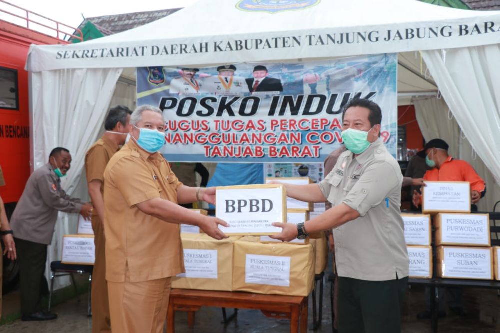 Safrial menyerahkan bantuan APD dari OPD