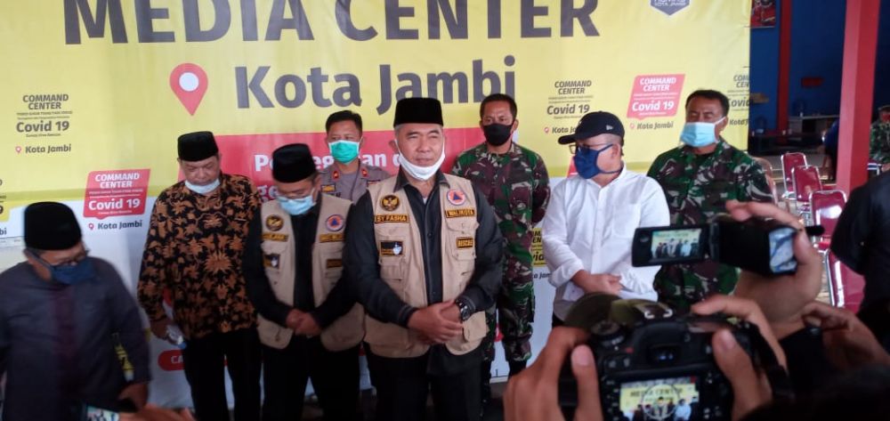 Walikota Jambi memberikan keterangan pada wartawan.