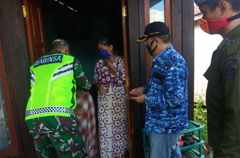 Pembagian masker oleh Danramil