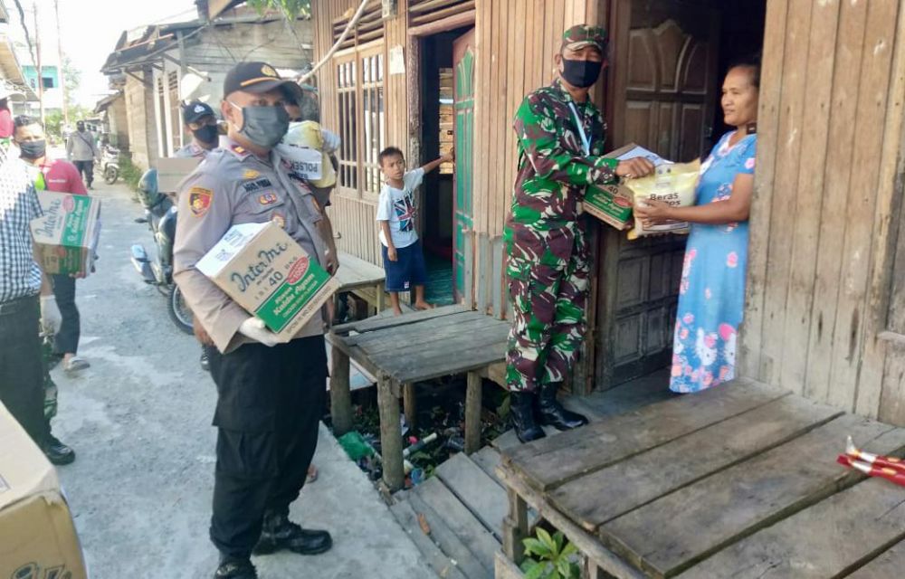 Pembagian Sembako oleh TNI/Polri