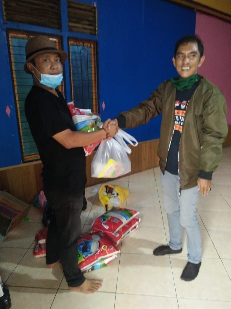 Ketua DPD Awi membagikan Sembako