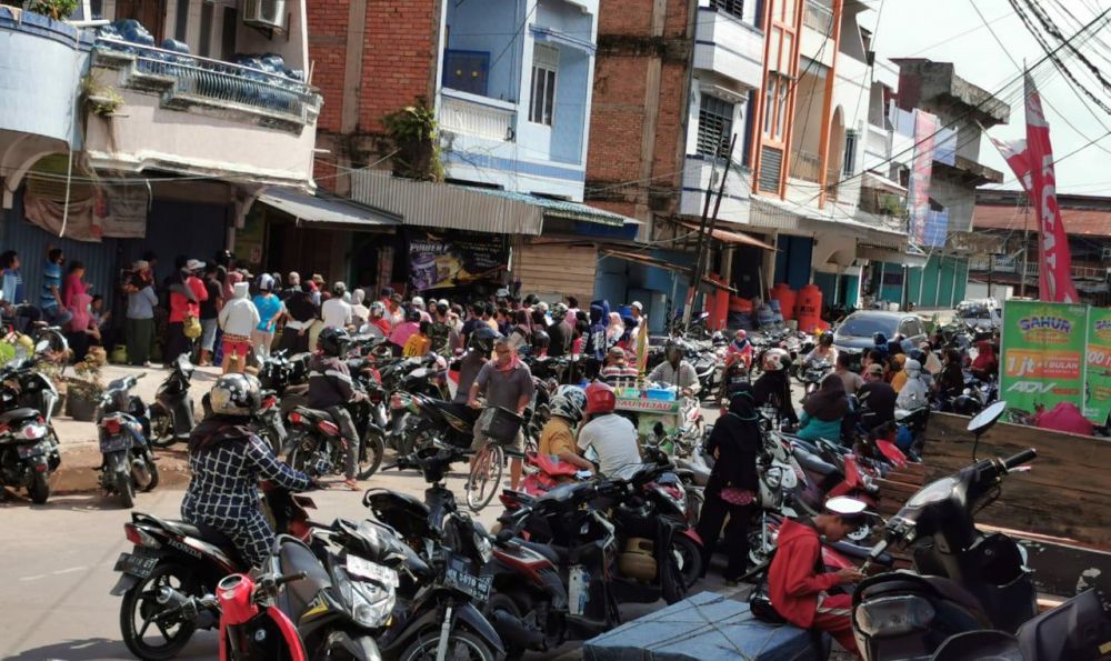 Kerumunan Warga di salahsatu Pangkalan Gas Dalam Kota Kualatungkal