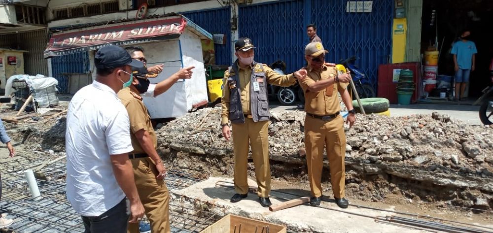 Fasha memantau langsung pekerjaan proyek fisik.