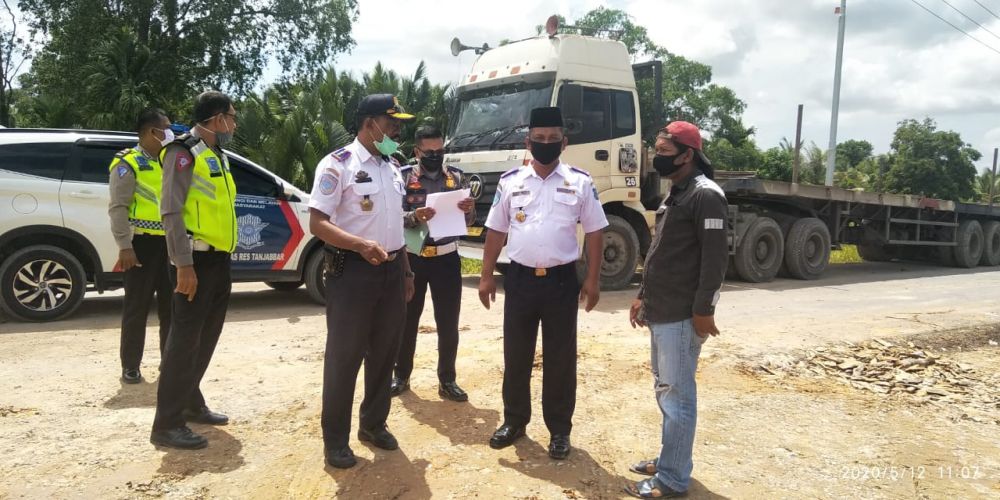 petugas melakukan pemeriksaan angkutan material arena MTQ