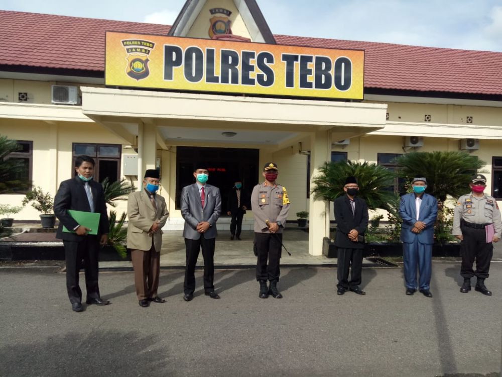 Foto bersama usia penandatanganan MoU