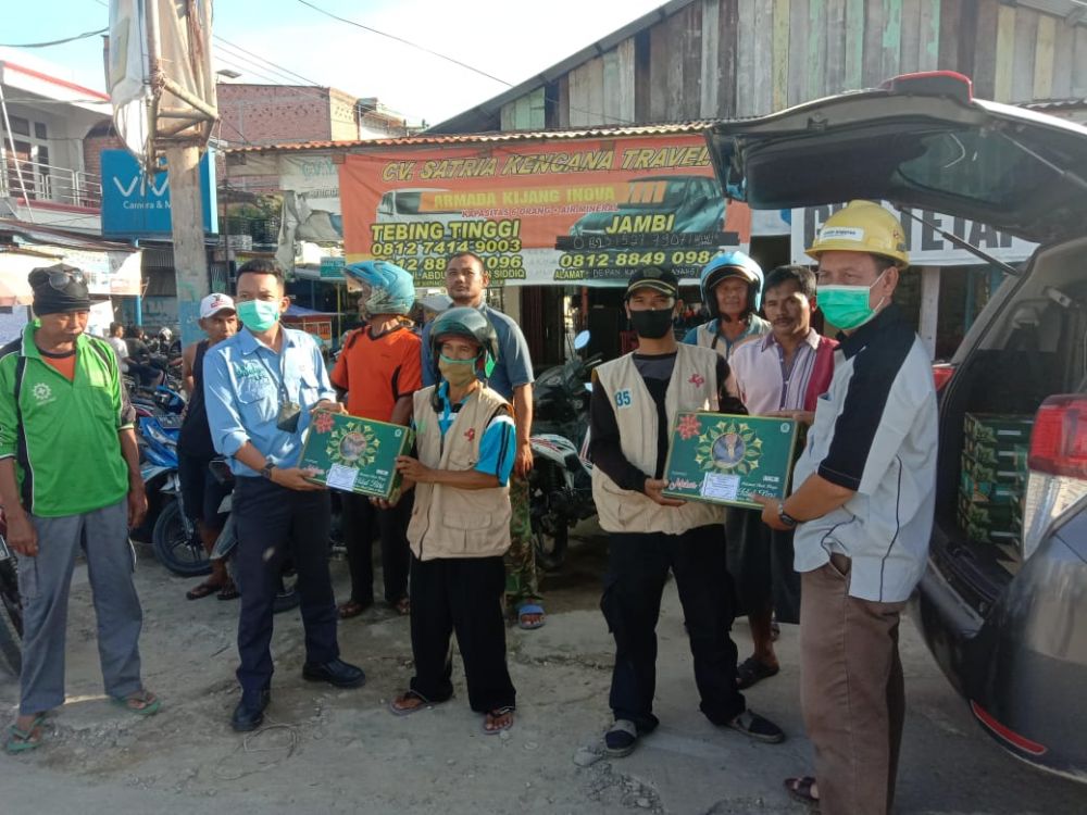 Penyaluran bingkisan lebaran 