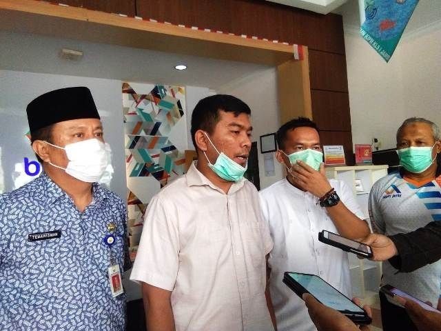 Wakil Ketua DPRD Provinsi Jambi Rocky Candra saat diwawancarai oleh awak media