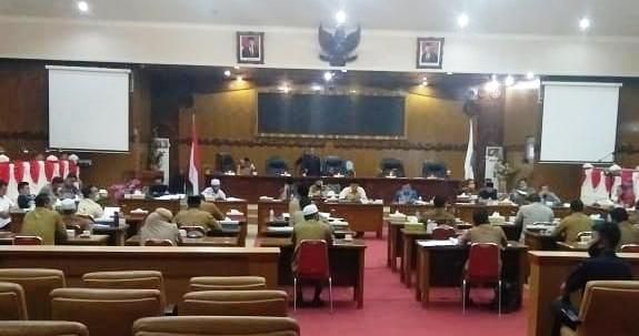 Rapat pembahasan anggaran covid 19 di Gedung DPRD Tanjabbar.